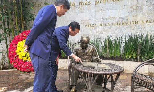 Đoàn công tác Ban Tuyên giáo Trung ương dâng hoa Tượng đài Chủ tịch Hồ Chí Minh tại Mexico
