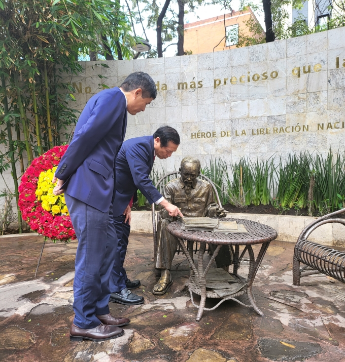 Đồng chí Lại Xuân Môn, Ủy viên Trung ương Đảng, Phó Trưởng Ban Thường trực Ban Tuyên giáo Trung ương và Đại sứ Việt Nam tại Tượng đài Chủ tịch Hồ Chí Minh ở Mexico.