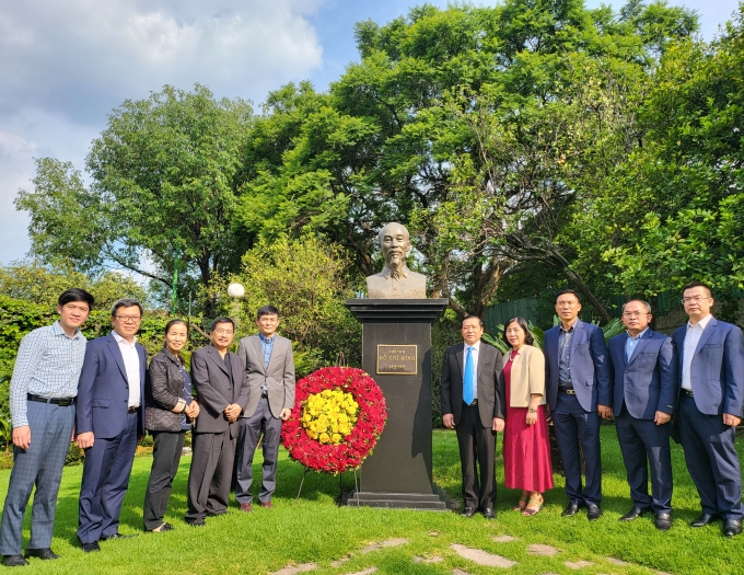 Đoàn cán bộ Ban Tuyên giáo Trung ương dâng hoa tại Tượng đài Chủ tịch Hồ Chí Minh trong khuôn viên Đại sứ quán Việt Nam tại thành phố Mexico City.