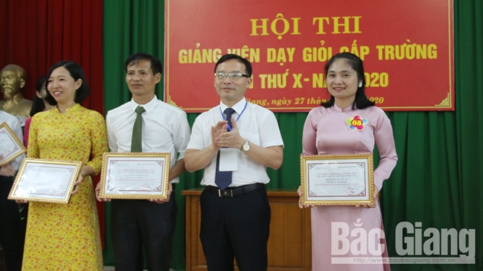 Hiệu trưởng Trường Chính trị tỉnh Trần Văn Tuấn tặng hoa 3 thí sinh đạt điểm xuất sắc tại hội thi giảng viên dạy giỏi cấp trường