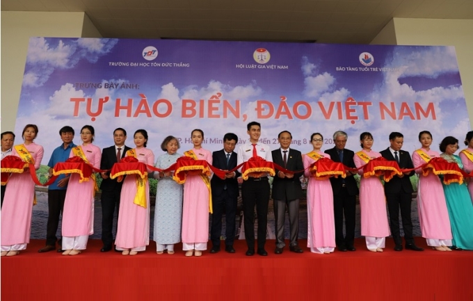 Các đại biểu cắt băng khai mạc tuần lễ trưng bày ảnh "Tự hào biển, đảo Việt Nam".