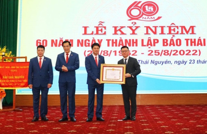 Đồng chí Lê Quốc Minh trao Bằng khen của Ban Tuyên giáo Trung ương tặng tập thể Báo Thái Nguyên.