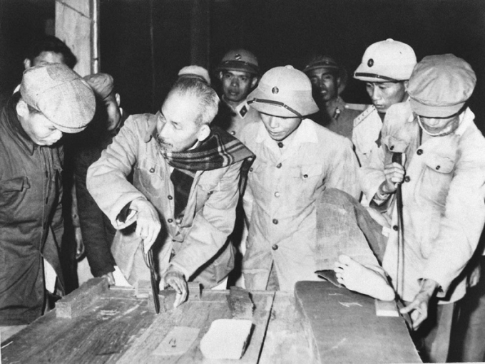 Chủ tịch Hồ Chí Minh thăm Xưởng may 10, Người góp ý về cách cắt may sao cho nhanh, tiết kiệm, đảm bảo chất lượng (năm 1959). (Ảnh: Tư liệu)