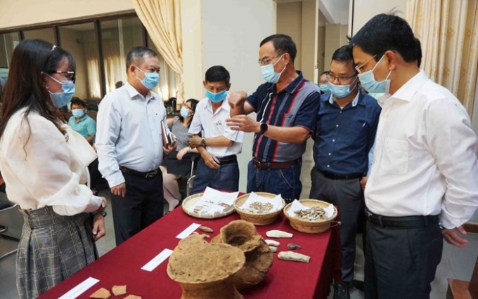 Các nhà khoa học giới thiệu về các hiện vật vừa thu thập được tại Di chỉ khảo cổ học Thác Hai (Đắk Lắk). (Ảnh: Việt Nhã/qdnd.vn)