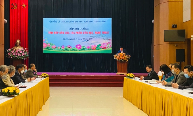 Lớp bồi dưỡng lý luận, phê bình văn học, nghệ thuật với chủ đề "Tính hấp dẫn của tác phẩm văn học, nghệ thuật" đã khai mạc tại Hà Nội diễn ra sáng 28-31/10/2021.