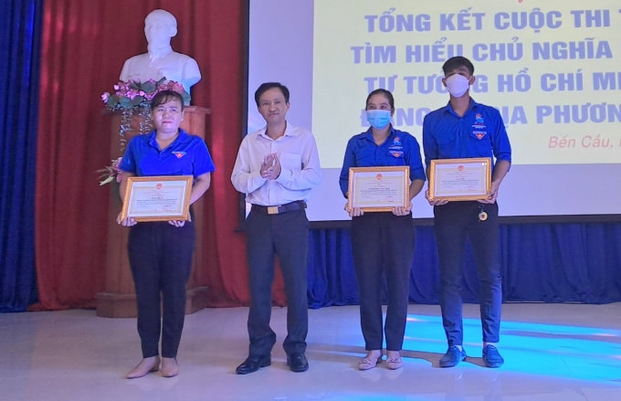 Đồng chí Nguyễn Tuấn Khanh- Phó Bí thư Thường trực Huyện uỷ Bến Cầu trao giải nhất cho các thí sinh đạt giải các cuộc thi tuần.