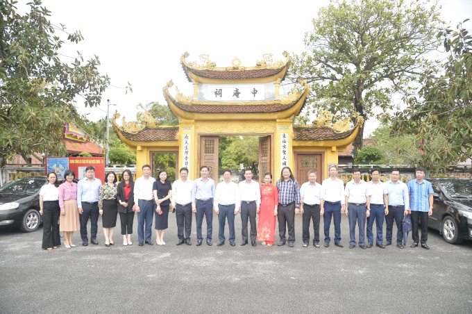 Đoàn công tác đã đến dâng hương tại Khu di tích quốc gia đặc biệt Đền thờ Nguyễn Bỉnh Khiêm.