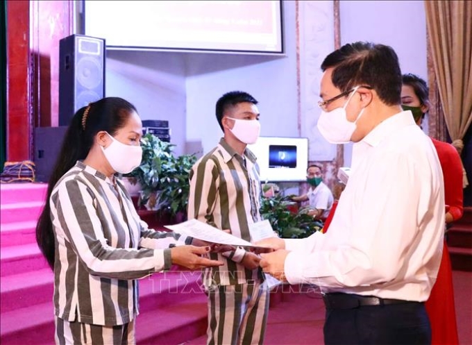 Phó Thủ tướng Phạm Bình Minh trao Quyết định đặc xá của Chủ tịch nước cho các phạm nhân được đặc xá năm 2021. Ảnh tư liệu: Phạm Kiên/TTXVN