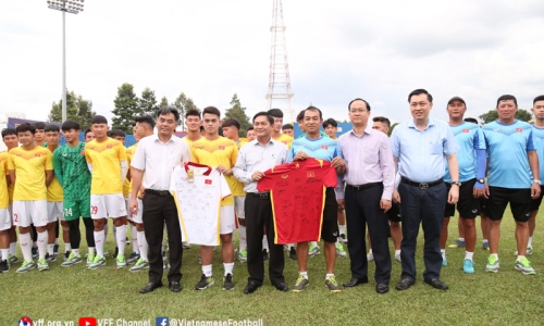 Lãnh đạo tỉnh Bình Dương thăm và động viên đội tuyển U20 Việt Nam