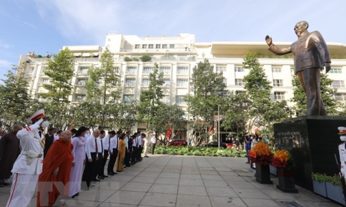 Dâng hương tưởng nhớ Chủ tịch Hồ Chí Minh và Chủ tịch Tôn Đức Thắng