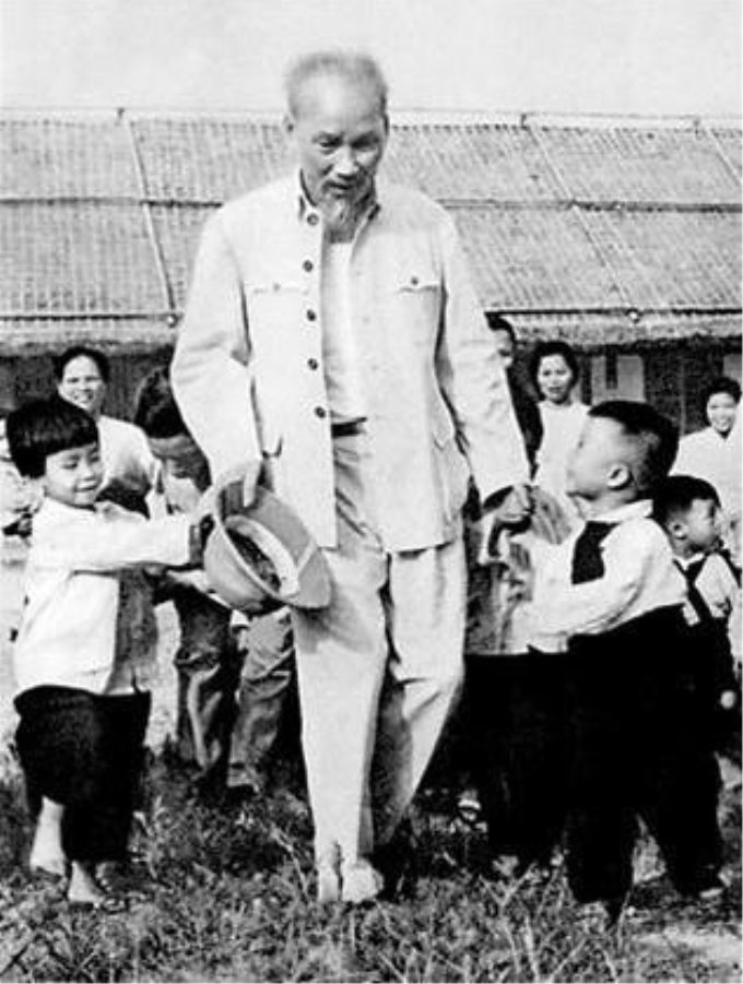 Bác Hồ thăm nhà trẻ miền Nam tại thị xã Vinh-năm 1957