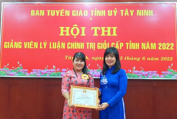 Trưởng Ban Tuyên giáo Tỉnh ủy Nguyễn Thị Xuân Hương trao giải nhất cho thí sinh Nguyễn Thúy Tâm