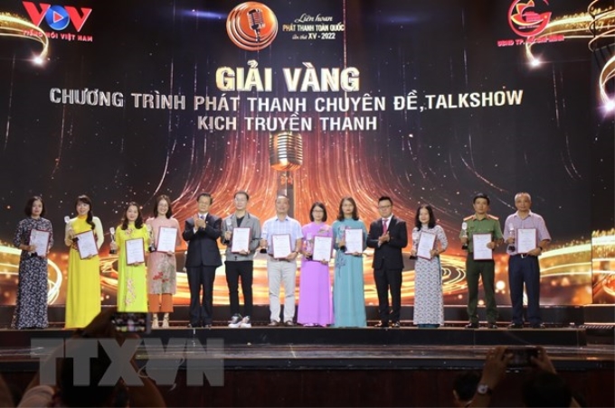 Ông Lê Quốc Minh, Chủ tịch Hội Nhà báo Việt Nam cùng lành đạo tỉnh Tây Ninh trao giải thưởng vàng cho các tác giả có tác phẩm xuất sắc. (Ảnh: Thanh Vũ/TTXVN)