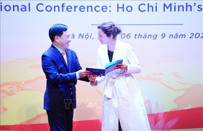 Phó Thủ tướng Thường trực Phạm Bình Minh trao tặng sách cho Tổng Giám đốc UNESCO Audrey Azoulay. Ảnh: Minh Đức/TTXVN