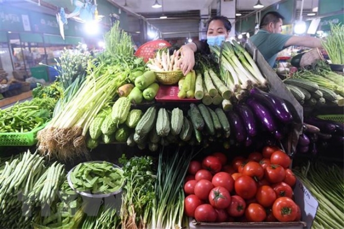 Người dân chọn mua rau củ tại một siêu thị ở Khu tự trị dân tộc Choang Quảng Tây, Trung Quốc ngày 9/7/2022. (Ảnh: THX/TTXVN)