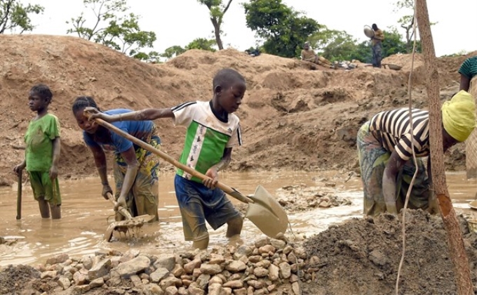Trẻ em làm việc tại một mỏ vàng ở Gam, Cộng hòa Trung Phi. (Ảnh: AFP/TTXVN)