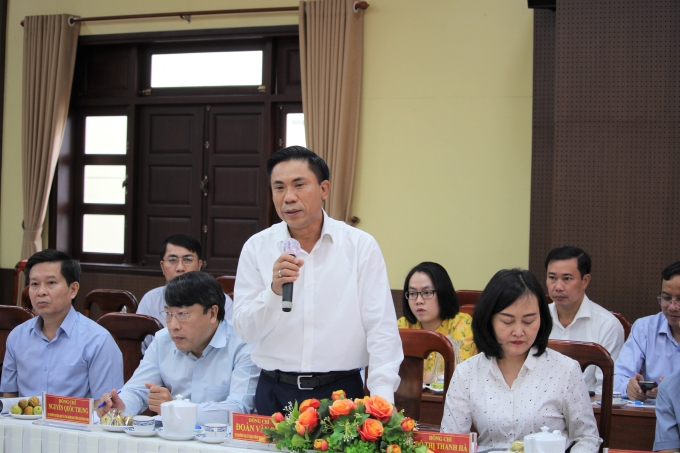 Đồng chí Đoàn Văn Báu, Vụ trưởng Vụ Lý luận Chính trị - Ban Tuyên giáo Trung ương trao đổi về vấn đề học tập, quán triệt nghị quyết của Đảng
