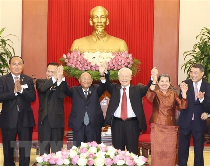 Tổng Bí thư Nguyễn Phú Trọng và Chủ tịch Danh dự Đảng Nhân dân Campuchia, Chủ tịch Quốc hội Campuchia Samdech Heng Samrin cùng các đại biểu Việt Nam-Campuchia tại buổi tiếp. (Ảnh: Trí Dũng/TTXVN)