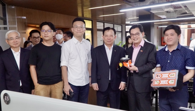 Phó thủ tướng Heng Swee Keat chụp ảnh lưu niệm cùng lãnh đạo Công ty Becamex IDC