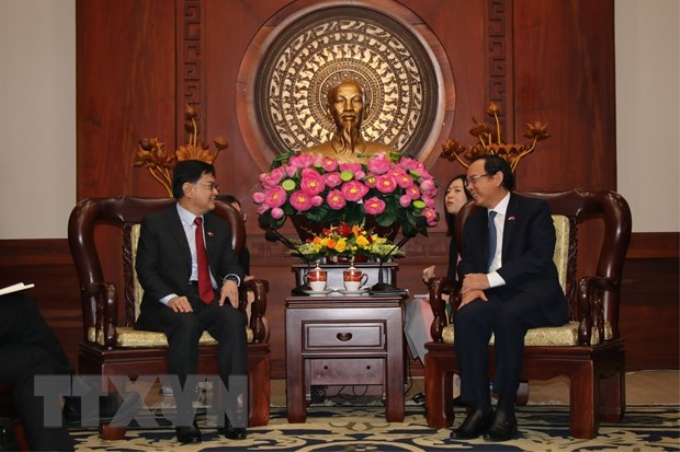 Bí thư Thành ủy Thành phố Hồ Chí Minh Nguyễn Văn Nên (phải) tiếp Phó Thủ tướng Singapore Vương Thụy Kiệt. (Ảnh: TTXVN)