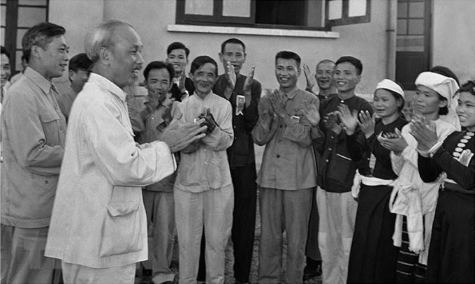 Chủ tịch Hồ Chí Minh nói chuyện thân mật với các Anh hùng, Chiến sĩ thi đua ngành nông nghiệp về dự Đại hội liên hoan Anh hùng, Chiến sĩ thi đua ngành nông nghiệp và đổi công toàn quốc (23/5/1957). (Ảnh: Tư liệu TTXVN)