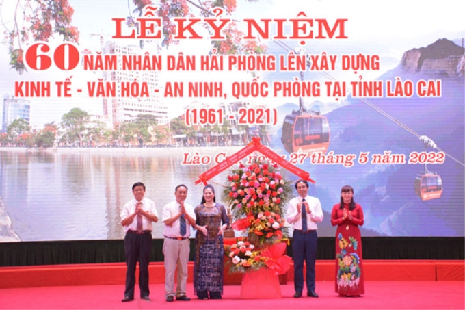 Lãnh đạo UBND tỉnh Lào Cai tặng hoa chúc mừng kỷ niệm 60 năm nhân dân Hải Phòng lên Lào Cai xây dựng kinh tế, văn hóa, an ninh quốc phòng. (Ảnh: Báo Lào Cai)