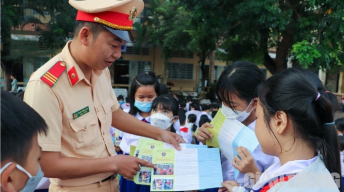 Cảnh sát Giao thông đường thủy, Công an TP Cần Thơ tuyên truyền một số nội dung về đảm bảo ATGT đường thủy cho các em học sinh.