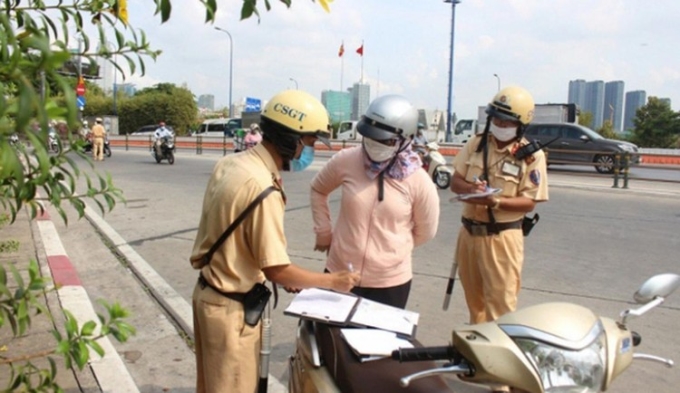 Lực lượng CSGT xử phạt người vi phạm giao thông.
