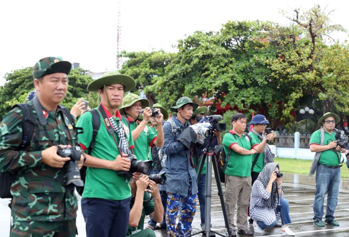 Các phóng viên báo chí tham gia tác nghiệp tại Trường Sa (ảnh chụp tháng 5/2022).