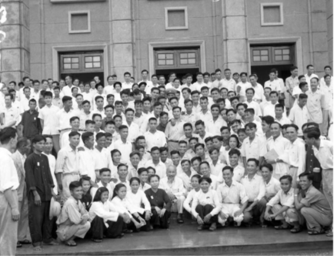Chủ tịch Hồ Chí Minh với các nhà báo và nhân viên phục vụ Đại hội Đại biểu Đảng toàn quốc lần thứ III (9/1960). Ảnh: TTXVN