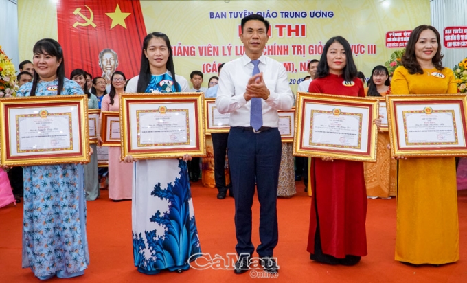 Đồng chí Đoàn Văn Báu, Vụ trưởng Vụ Lý luận chính trị (Ban Tuyên giáo Trung ương), Phó Trưởng ban Tổ chức, Trưởng ban Giám khảo hội thi, trao thưởng cho các thí sinh đạt giải Nhì.