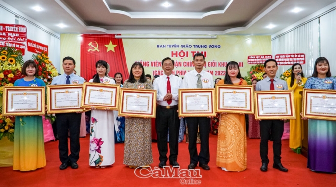 Đồng chí Hồ Trung Việt, Uỷ viên BTV Tỉnh uỷ, Trưởng ban Tuyên giáo Tỉnh uỷ Cà Mau, trao thưởng cho các thí sinh đạt giải Ba.