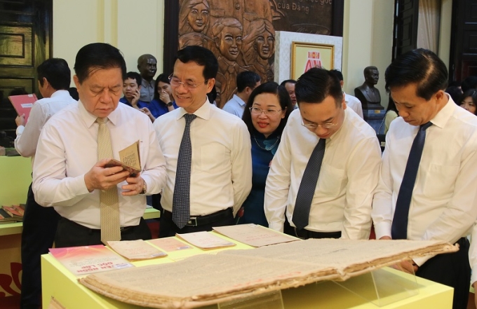 Bí thư Trung ương Đảng, Trưởng Ban Tuyên giáo Trung ương Nguyễn Trọng Nghĩa cùng các đại biểu tham quan Triển lãm sách trong khuôn khổ Hội thảo.