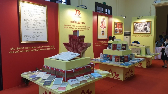 Triển lãm kỷ niệm 70 năm ngày truyền thống ngành Xuất bản Triển lãm trưng bày 2.500 cuốn sách, tư liệu, hiện vật về ngành trong 70 năm qua.
