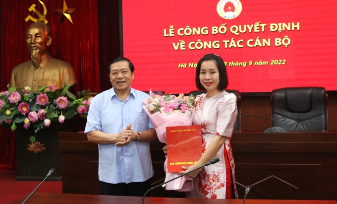 Phó trưởng ban Thường trực Lại Xuân Môn thay mặt Lãnh đạo Ban trao Quyết định, tặng hoa chúc mừng đồng chí Từ Thúy Quỳnh