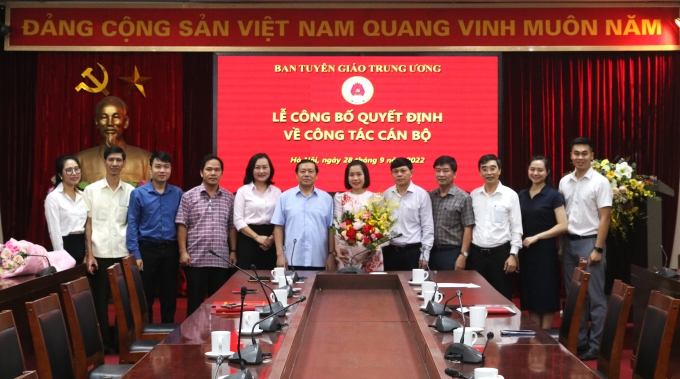 Đồng chí Lại Xuân Môn và Viện Dư luận xã hội chúc mừng đồng chí Từ Thúy Quỳnh.