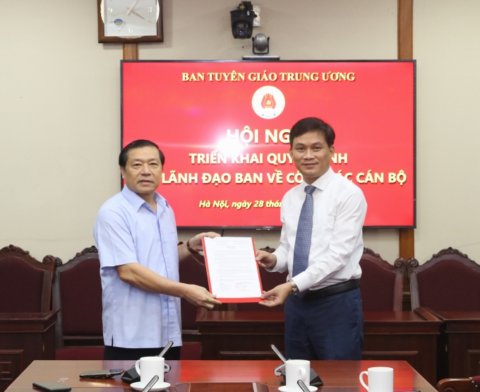 Đồng chí Lại Xuân Môn trao Quyết định và chúc mừng đồng chí Nguyễn Phú Trường.