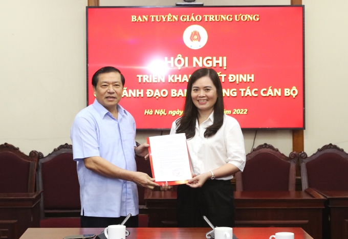 Đồng chí Lại Xuân Môn trao Quyết định và chúc mừng đồng chí Trương Thị Việt Anh.