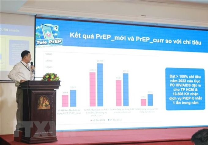 Đại diện Trung tâm Kiểm soát bệnh tật Thành phố Hồ Chí Minh trình bày hiệu quả điều trị dự phòng trước phơi nhiễm PrEP tại Thành phố Hồ Chí Minh. (Ảnh: Đinh Hằng/TTXVN)