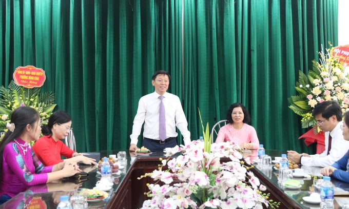 Đồng chí Trần Thanh Lâm trò chuyện với các cô giáo trường mầm non Hoa Sen.