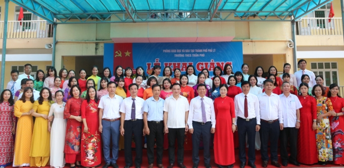 Đồng chí Trần Thanh Lâm chụp ảnh lưu niệm với các thầy cô giáo trường THCS Trần Phú.