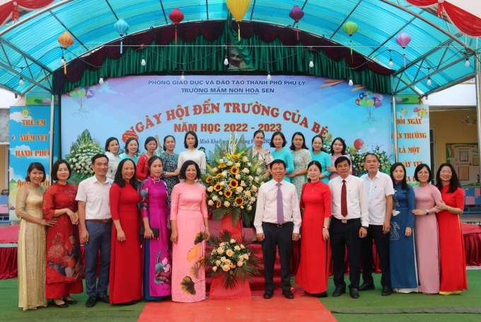 Đồng chí Trần Thanh Lâm tặng hoa chúc mừng các cô giáo trường mầm non Hoa Sen.