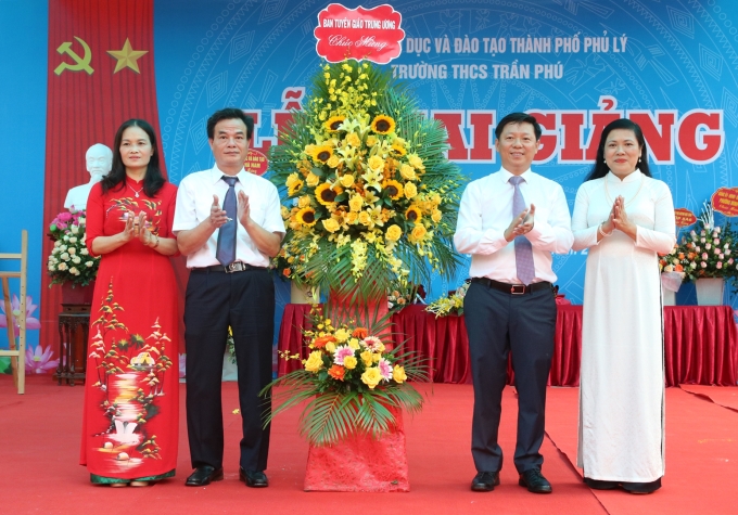 Đồng chí Trần Thanh Lâm tặng hoa chúc mừng thầy và trò trường THCS Trần Phú nhân dịp khai giảng năm học mới 2022-2023.