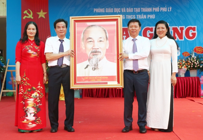 Đồng chí Trần Thanh Lâm tặng quà lưu niệm cho trường THCS Trần Phú.