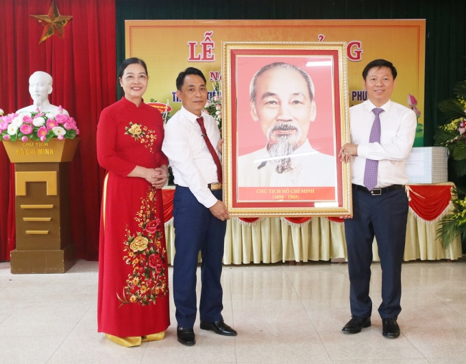 Đồng chí Trần Thanh Lâm tặng quà lưu niệm cho trường tiểu học Nguyễn Thị  Minh Khai.