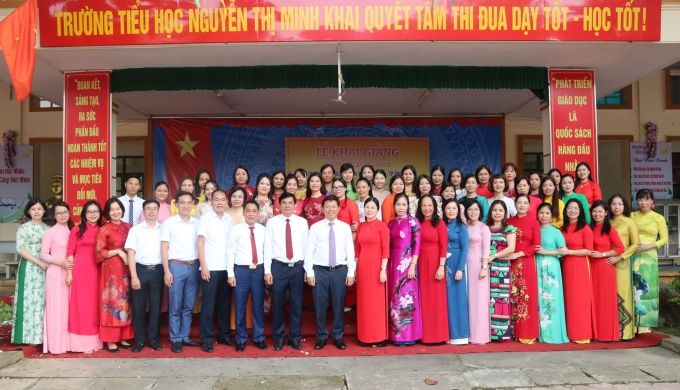 Đồng chí Trần Thanh Lâm chụp ảnh lưu niệm với các thầy cô giáo trường tiểu học Nguyễn Thị  Minh Khai.