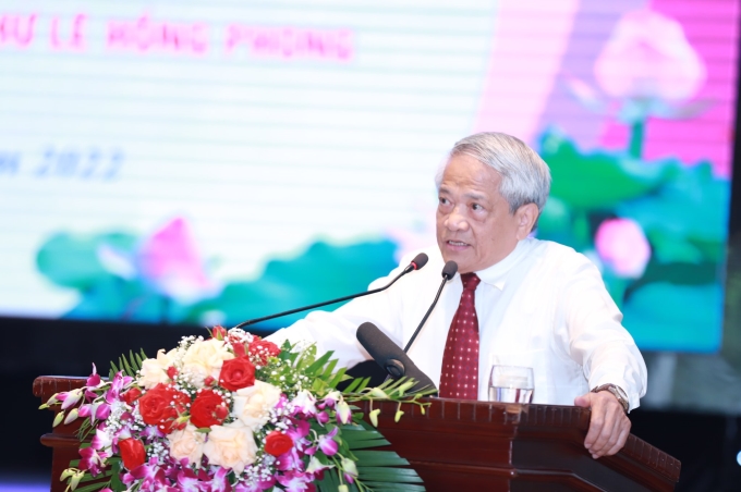 PGS. TS. Bùi Đình Phong, Học viện Chính trị Quốc gia Hồ Chí Minh phát biểu tham luận tại Hội thảo.