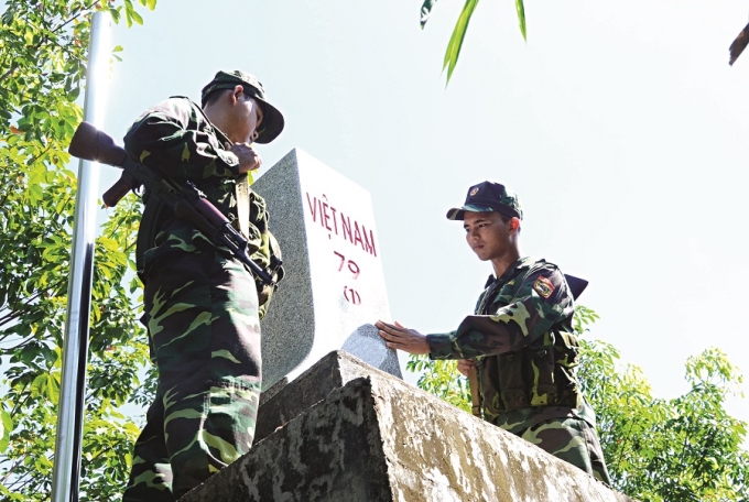 Các chiến sĩ Đồn Biên phòng Tống Lê Chân kiểm tra cột mốc 79, vị trí này là điểm khởi đầu vào địa phận tỉnh Tây Ninh (cột mốc 79 thuộc loại mốc đôi, là cột mốc chính (trung).