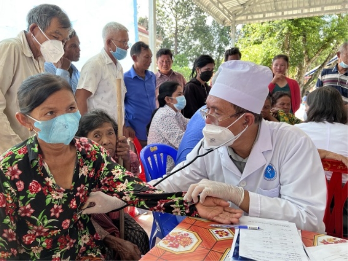 Buổi khám bệnh cho người dân nghèo xã Thna-Thnuông, huyện Rumdoul, tỉnh Svay Rieng, Vương quốc Campuchia.