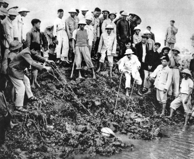 Chủ tịch Hồ Chí Minh tát nước chống hạn ở cánh đồng xã Đại Thanh, tỉnh Hà Tây  năm 1958. (Ảnh TL)